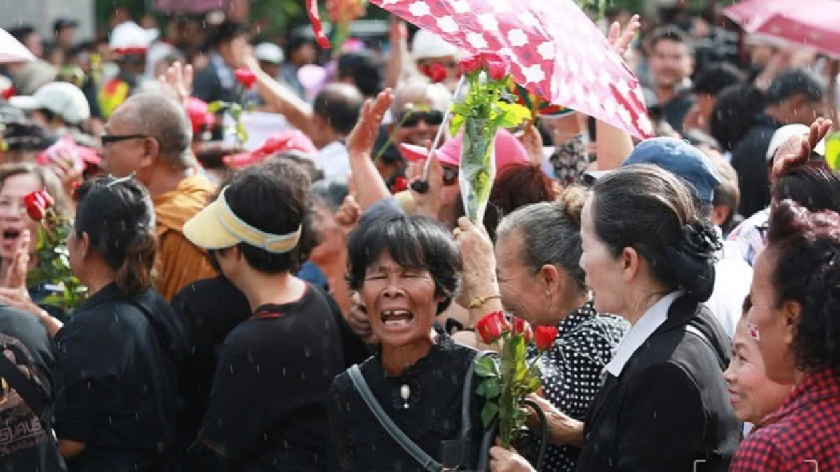 มวลชนปักหลักหน้าศาลฎีกาฯ แม้ไร้เงา "ปู” (ภาพชุด) มวลชนปักหลักหน้าศาลฎีกาฯ แม้ไร้เงา "ปู” (ภาพชุด)