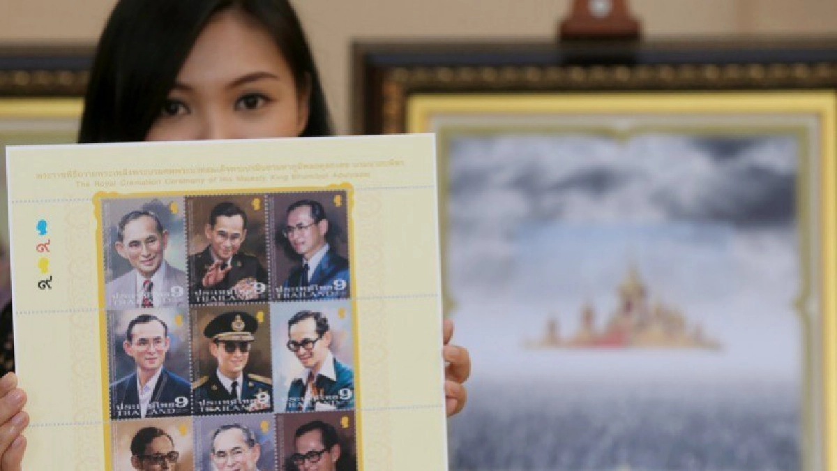 9 พระบรมสาทิสลักษณ์ทรงแย้มพระสรวล 9 พระบรมสาทิสลักษณ์ทรงแย้มพระสรวล
