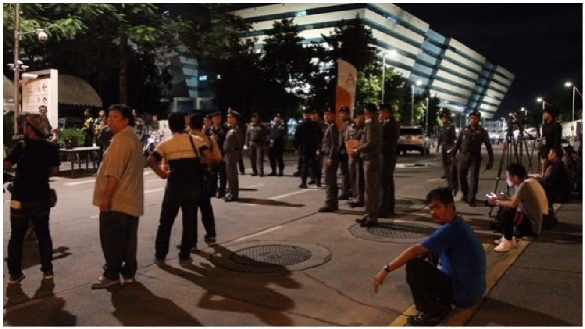 มวลชนกลุ่มเเรกให้กำลังใจ"ยิ่งลักษณ์"ถึงศูนย์ราชการเเล้ว มวลชนกลุ่มเเรกให้กำลังใจ"ยิ่งลักษณ์"ถึงศูนย์ราชการเเล้ว