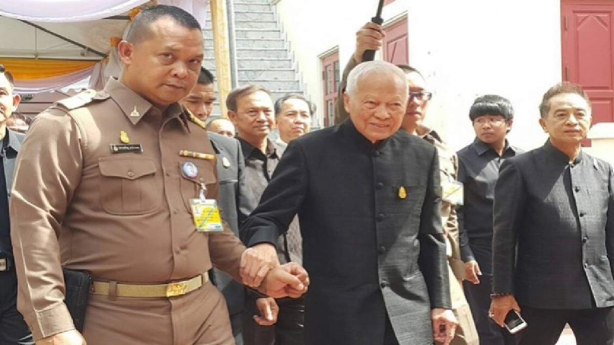 "ป๋าเปรม"ทำบุญวันเกิด 97 ปีปัดตอบคดี"ยิ่งลักษณ์ " "ป๋าเปรม"ทำบุญวันเกิด 97 ปีปัดตอบคดี"ยิ่งลักษณ์ "