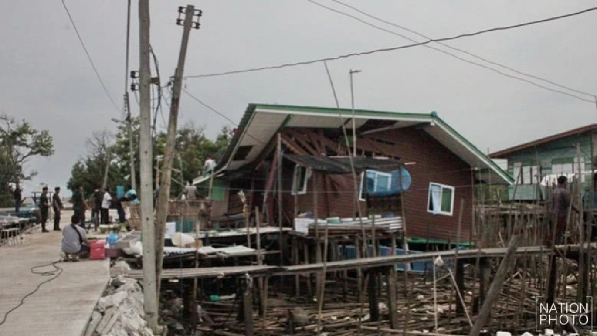 คลื่นซัดบ้านพังถล่มเจ็บ 2 คลื่นซัดบ้านพังถล่มเจ็บ 2