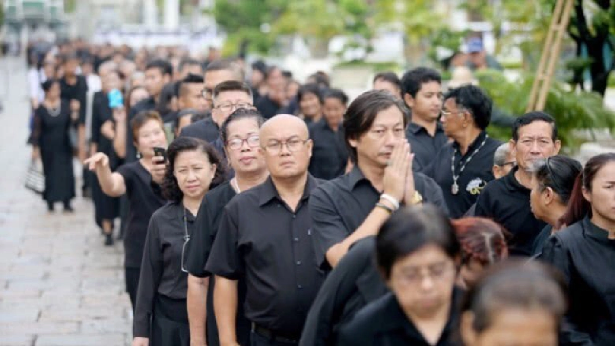 ประชาชนรอกราบพระบรมศพจนถึงตี 1 ประชาชนรอกราบพระบรมศพจนถึงตี 1