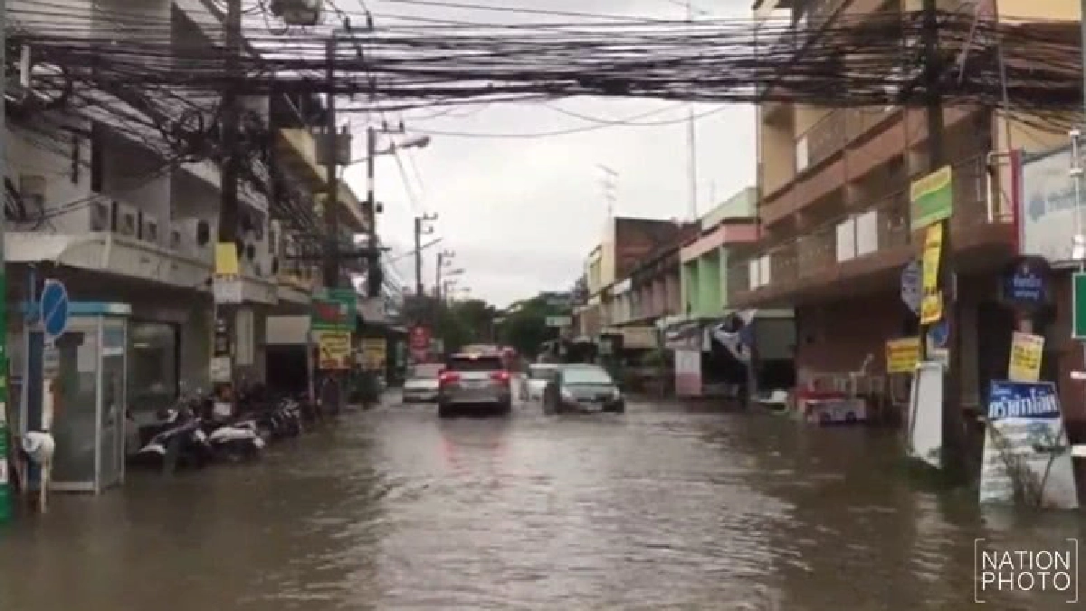 ฝนตกหนัก !! หลายพื้นที่ ‘ชลบุรี’ น้ำท่วมขัง ฝนตกหนัก !! หลายพื้นที่ ‘ชลบุรี’ น้ำท่วมขัง
