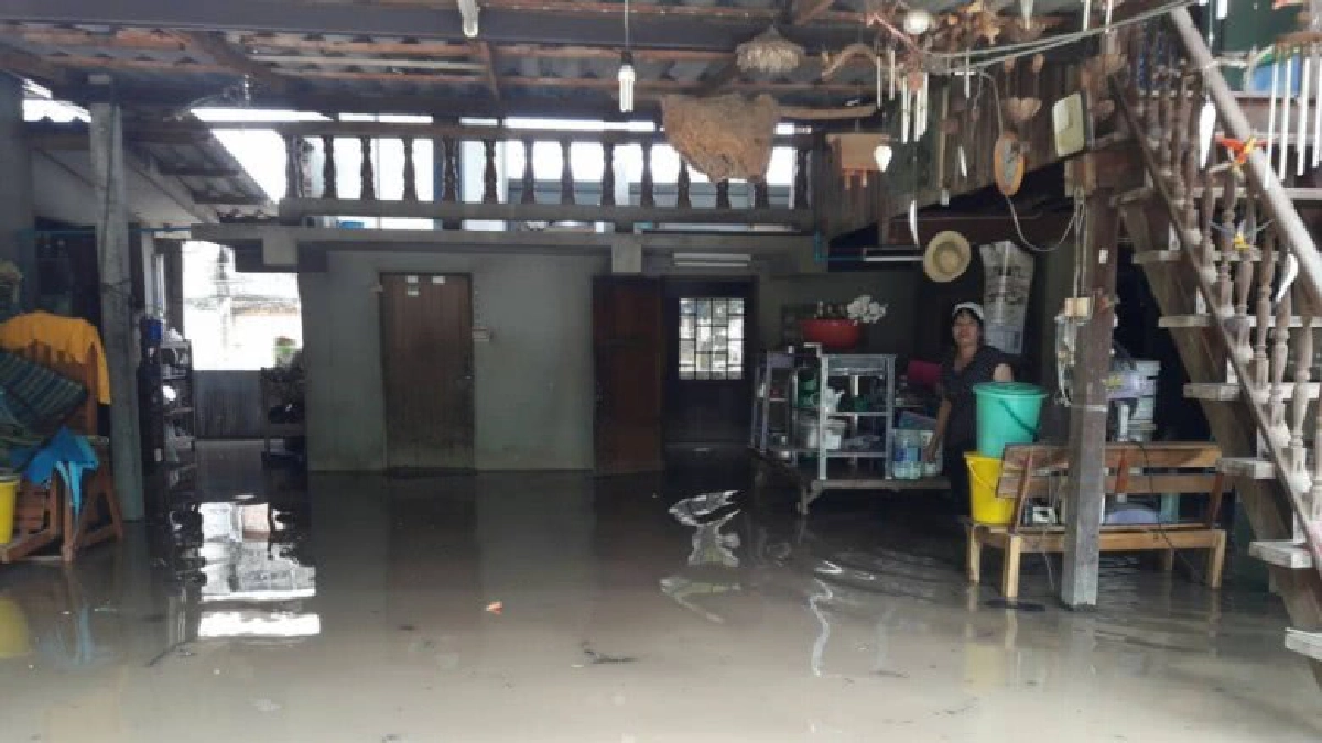 ลำปางน้ำป่าทะลักท่วมบ้านเรือนหลายร้อยหลัง ลำปางน้ำป่าทะลักท่วมบ้านเรือนหลายร้อยหลัง
