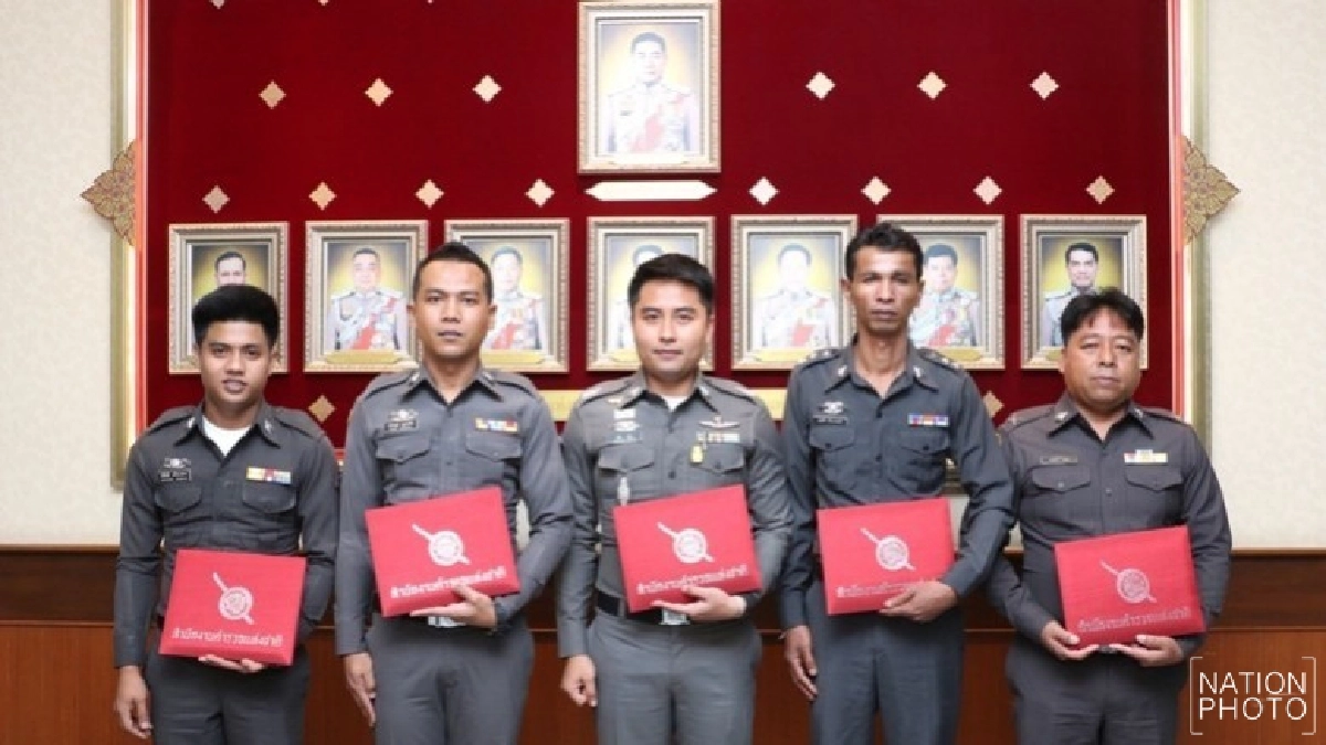 มอบประกาศเกียรติคุณ 5 นายตำรวจสกัดคาร์บอมบ์ มอบประกาศเกียรติคุณ 5 นายตำรวจสกัดคาร์บอมบ์