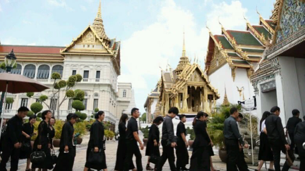ประชาชนขึ้นกราบพระบรมศพในหลวง ร.9 แล้วกว่า 9.8 ล้านคน ประชาชนขึ้นกราบพระบรมศพในหลวง ร.9 แล้วกว่า 9.8 ล้านคน
