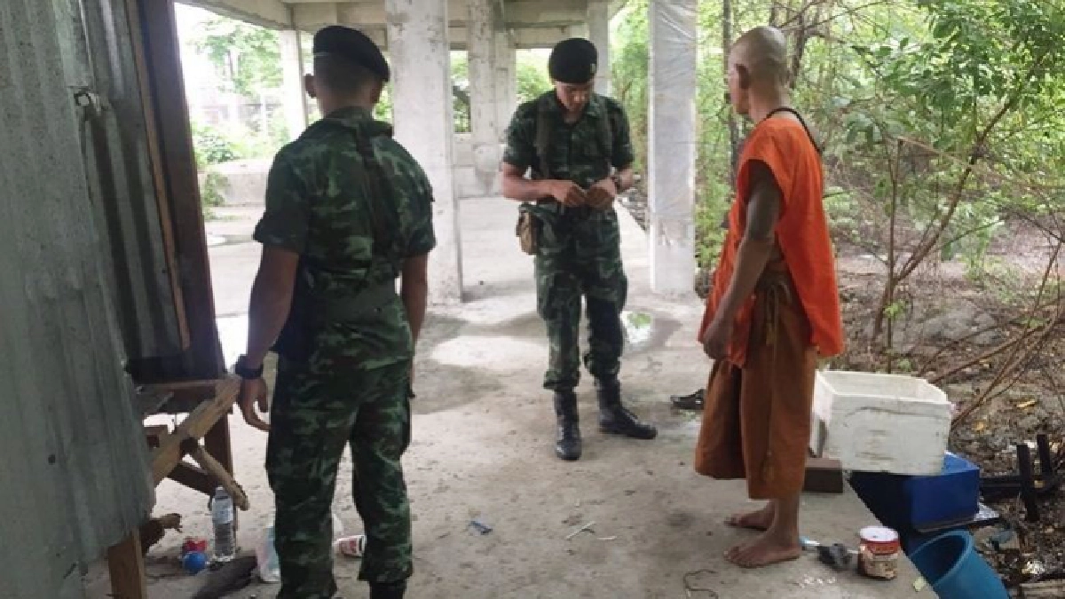 ทหารบุกรวบพระเสพยาในตึกร้างย่านมีนบุรี