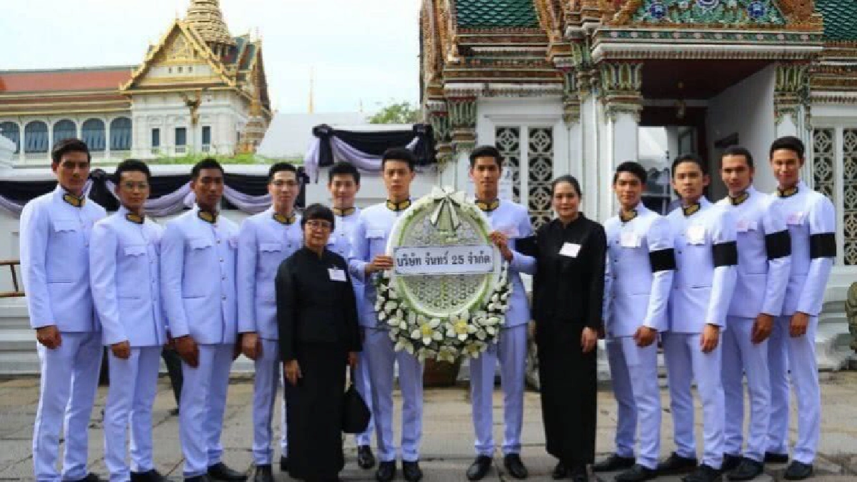 คณะบุคคลเป็นเจ้าภาพบำเพ็ญกุศล -พระสงฆ์ 10 รูป สวดพุทธมนต์