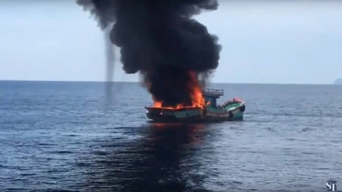 มาเลเซียเผาเรือประมงต่างชาติ มาเลเซียเผาเรือประมงต่างชาติ