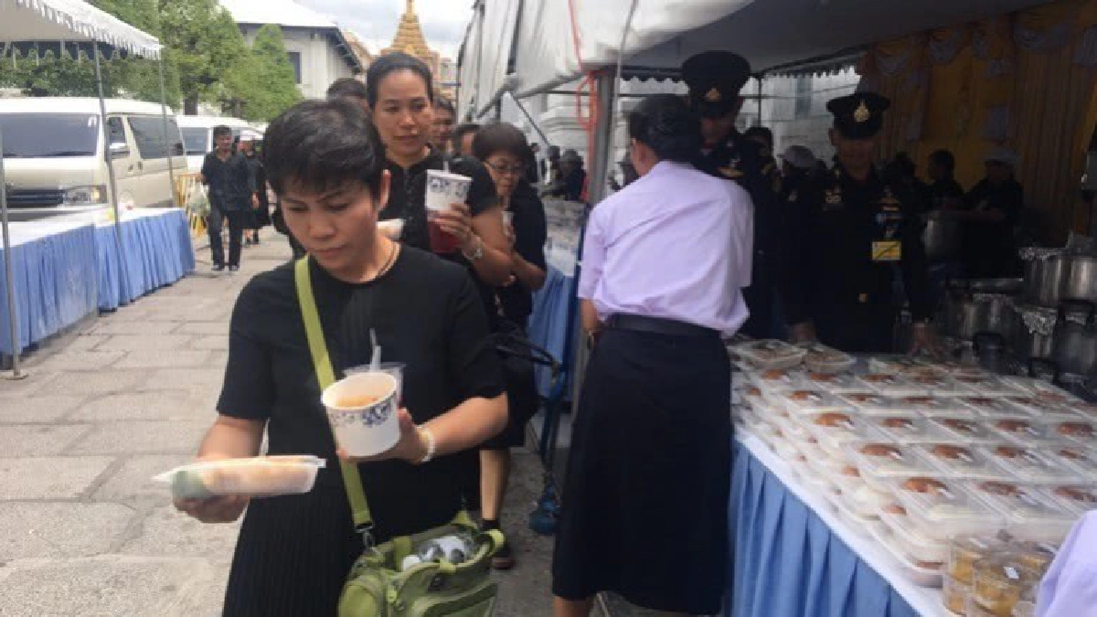 อาหาร-ขนมไทยโบราณแจกประชาชน