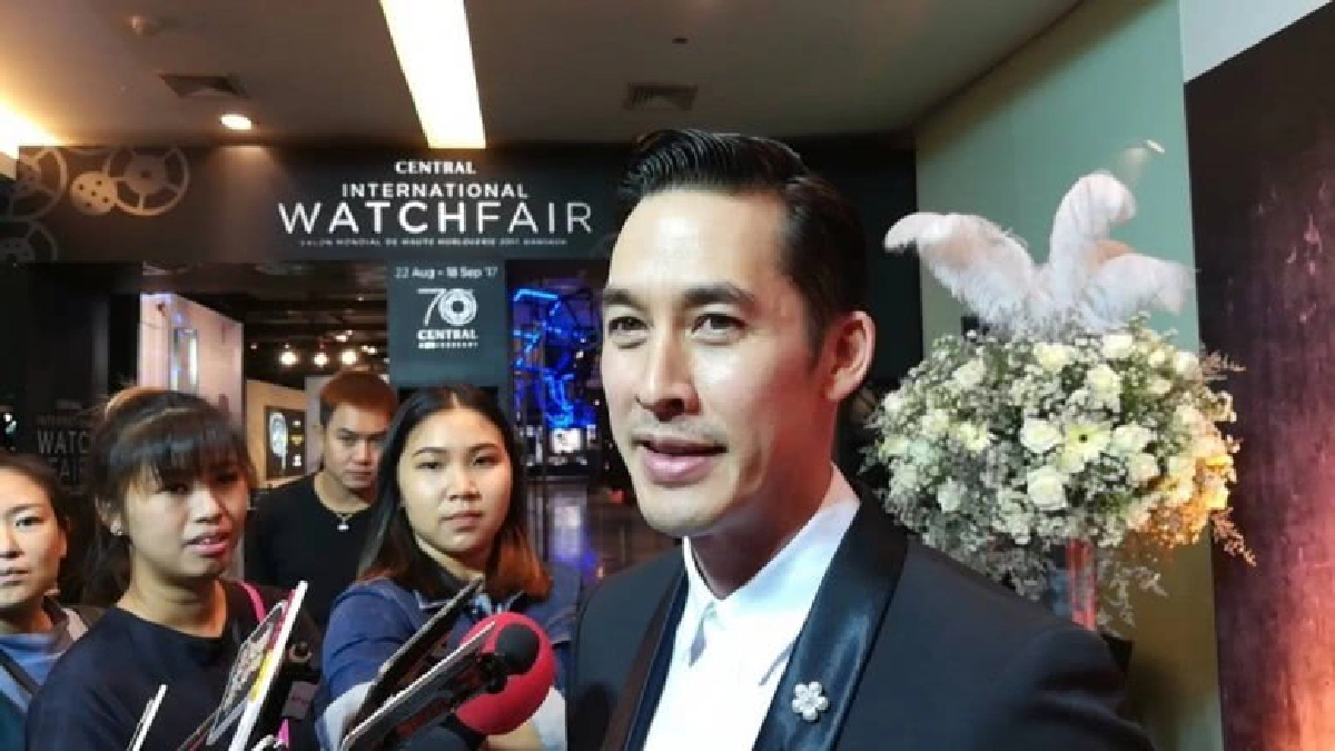 'อั๊ต'เคลียร์ชัดภาพจับมือ'คารีสา'มีนัยยะเช่นนี้ !?(คลิป) 'อั๊ต'เคลียร์ชัดภาพจับมือ'คารีสา'มีนัยยะเช่นนี้ !?(คลิป)