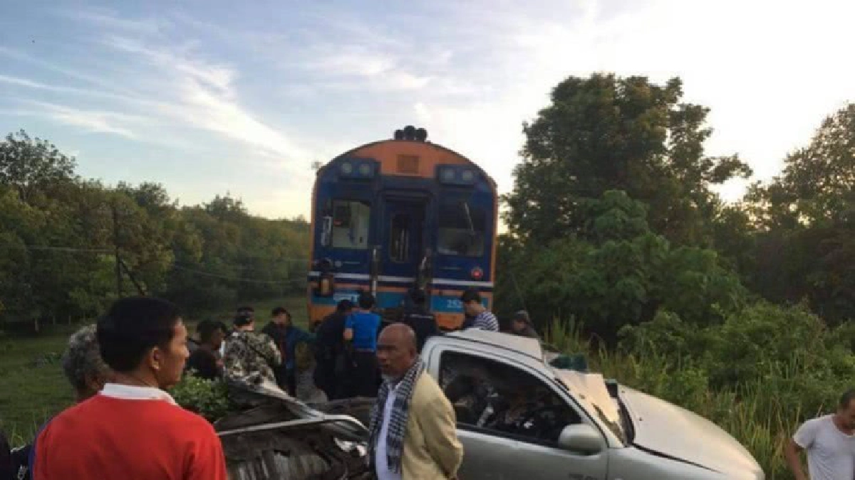 GPS เป็นเหตุ บอกทางหนุ่มขนต้นไม้ โดนรถไฟชนพังยับ 