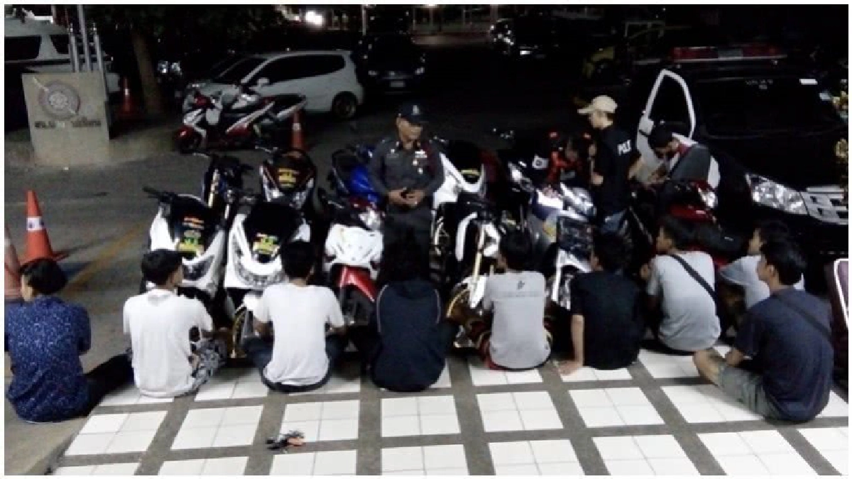 ตร.ตั้งด่านสกัดรวบเเว้นกว่า20รายสอบพบเป็นนร.รร.มัธยมชื่อดัง ตร.ตั้งด่านสกัดรวบเเว้นกว่า20รายสอบพบเป็นนร.รร.มัธยมชื่อดัง