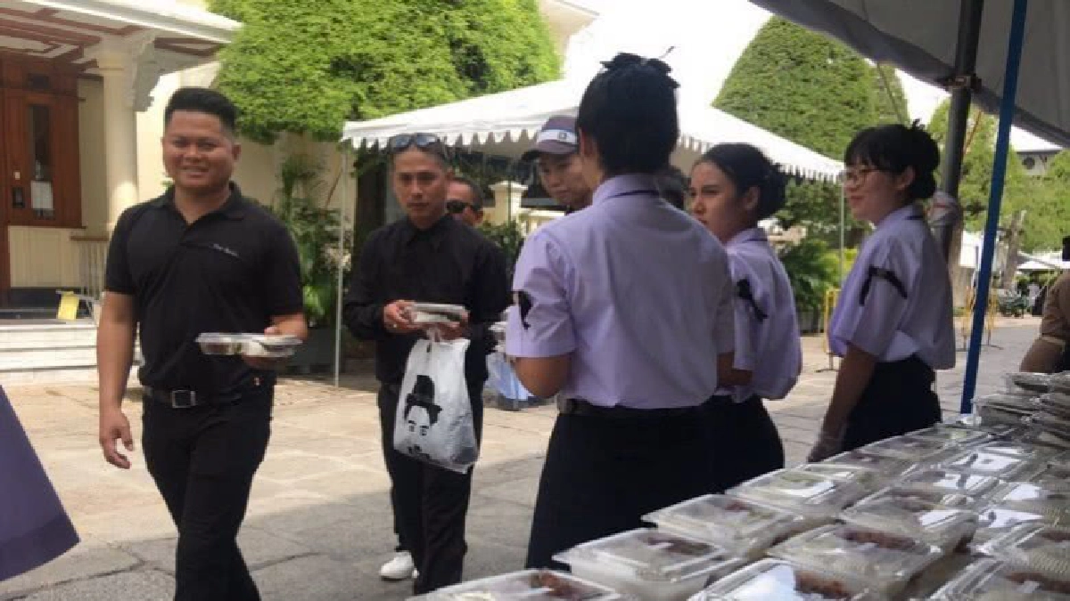 อาหาร น้ำดื่ม และขนมสูตรโบราณ พระราชทานพสกนิกรตลอดทั้งวัน อาหาร น้ำดื่ม และขนมสูตรโบราณ พระราชทานพสกนิกรตลอดทั้งวัน
