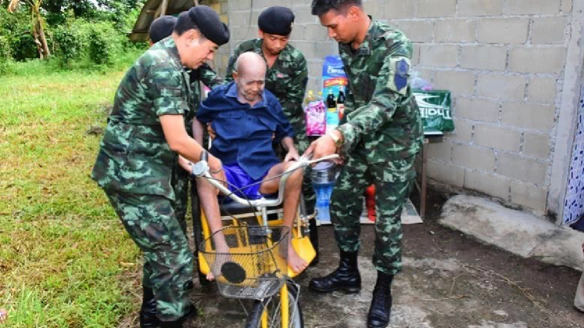 ผบ.ฉก.ร.25 มอบ วีลแชร์ ช่วยเหลือผู้ป่วย
