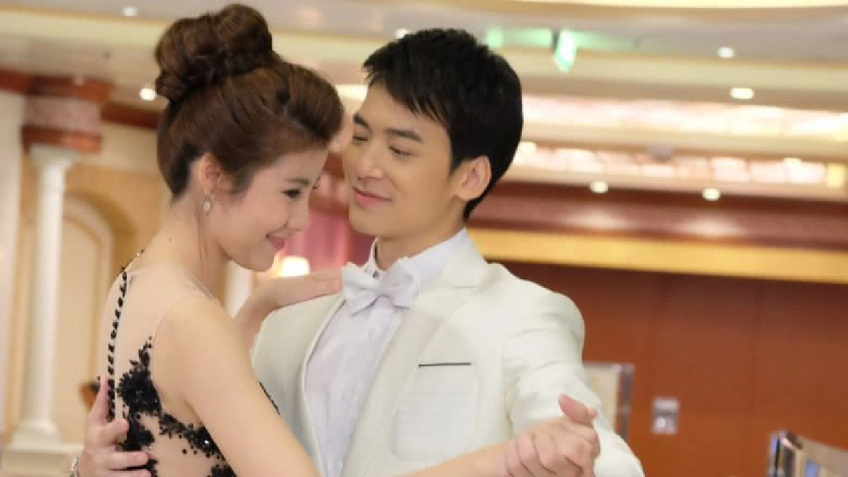 'บี้-เอสเธอร์' โชว์หวาน!!  เต้นรำกลางเรือสำราญสุดหรู