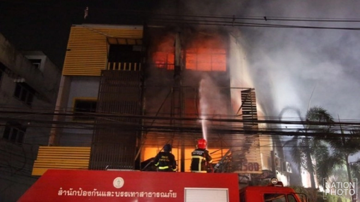 ไฟไหม้อู่ซ่อมรถ 3 ชั้นวอด