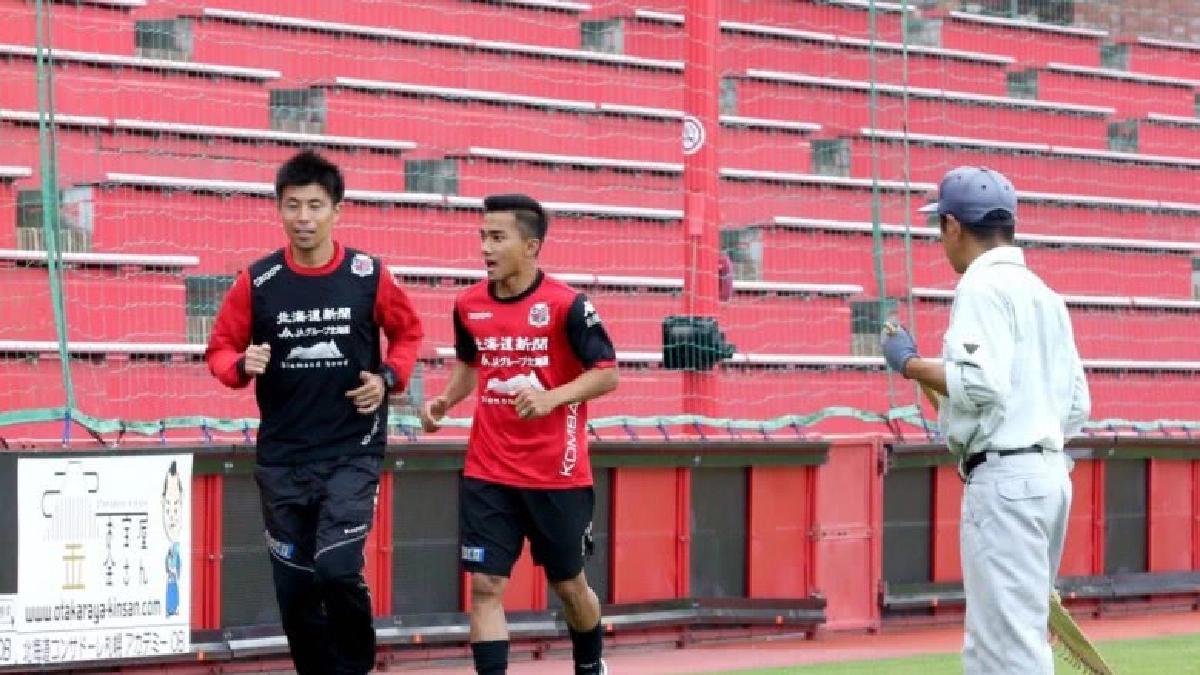 ชนาธิปหอบเสื้อช้างศึกให้ประธานสโมสร ชนาธิปหอบเสื้อช้างศึกให้ประธานสโมสร