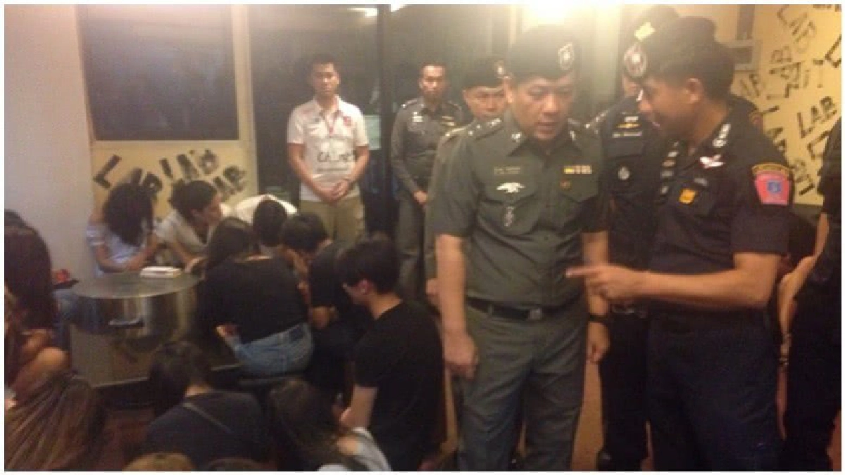 ตร.บุกตรวจ2ผับใกล้ม.ดังย่านงามวงศ์วานพบนักดื่มเยาวชนอื้อ!!
