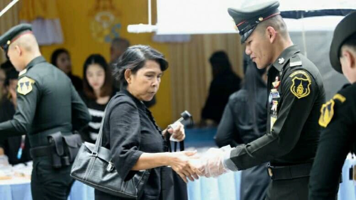 จัดเตรียมอาหารน้ำดื่มไว้ดูแลประชาชนตลอดวัน จัดเตรียมอาหารน้ำดื่มไว้ดูแลประชาชนตลอดวัน