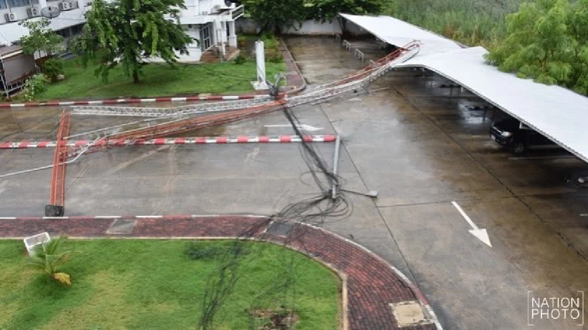 พายุฝนกระหน่ำพัดเสาวิทยุหักโค่น
