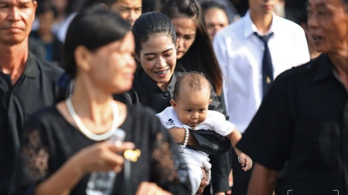 ประชาชนกราบสักการะพระบรมศพ (ภาพชุด)