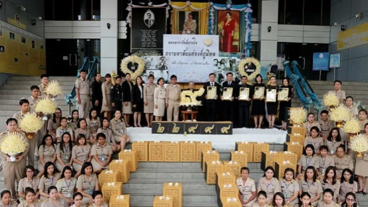 มอบดอกดารารัตน์ร่วมพิธีน้อมถวายสู่สวรรคาลัย (ภาพชุด) มอบดอกดารารัตน์ร่วมพิธีน้อมถวายสู่สวรรคาลัย (ภาพชุด)