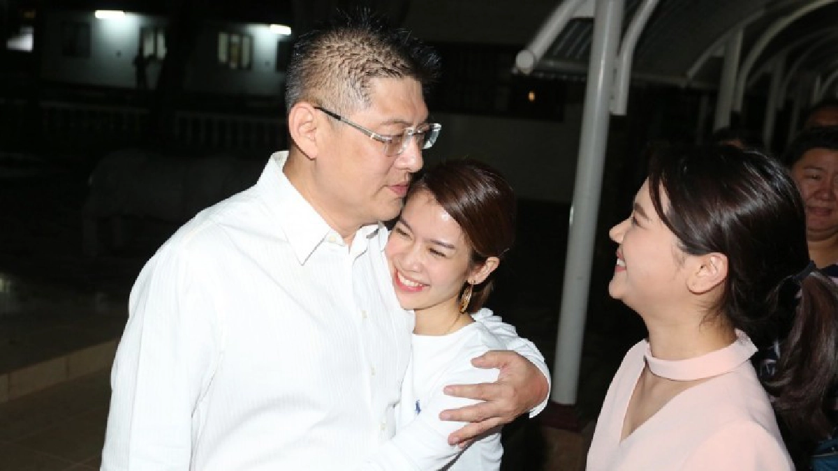 "สรยุทธ"เฮศาลให้ประกันห้ามออกตปท.-มาร์คบรรยายมธ.นศ.ป่วน