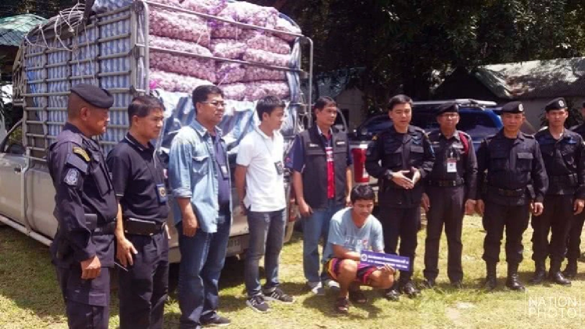 จับ 2 ตำรวจแก๊งตบทรัพย์รถขนกระเทียม จับ 2 ตำรวจแก๊งตบทรัพย์รถขนกระเทียม