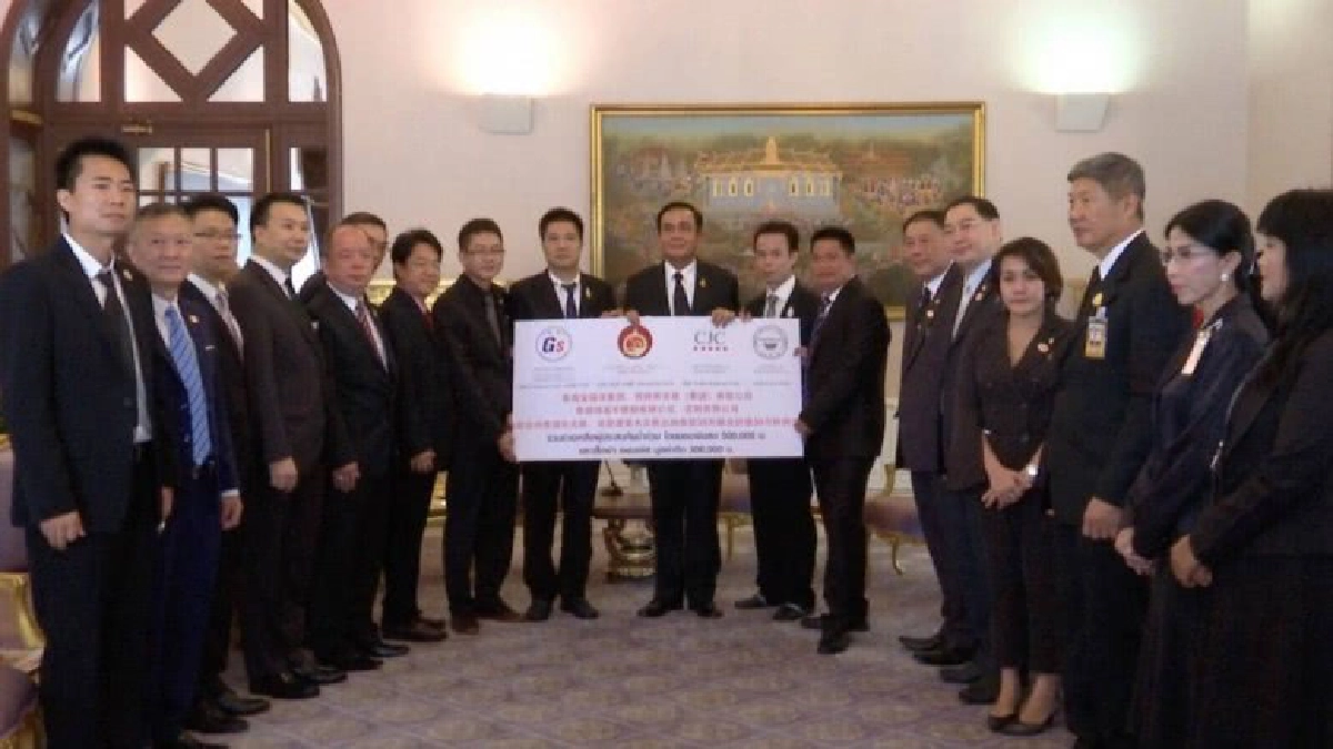 นายกฯรับมอบเงินบริจาคช่วยน้ำท่วม