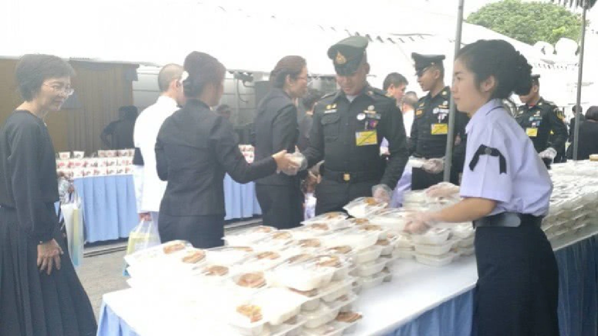 ประชาชนที่กราบพระบรมศพได้ชิมขนมไทยโบราณ "บุหงัด"