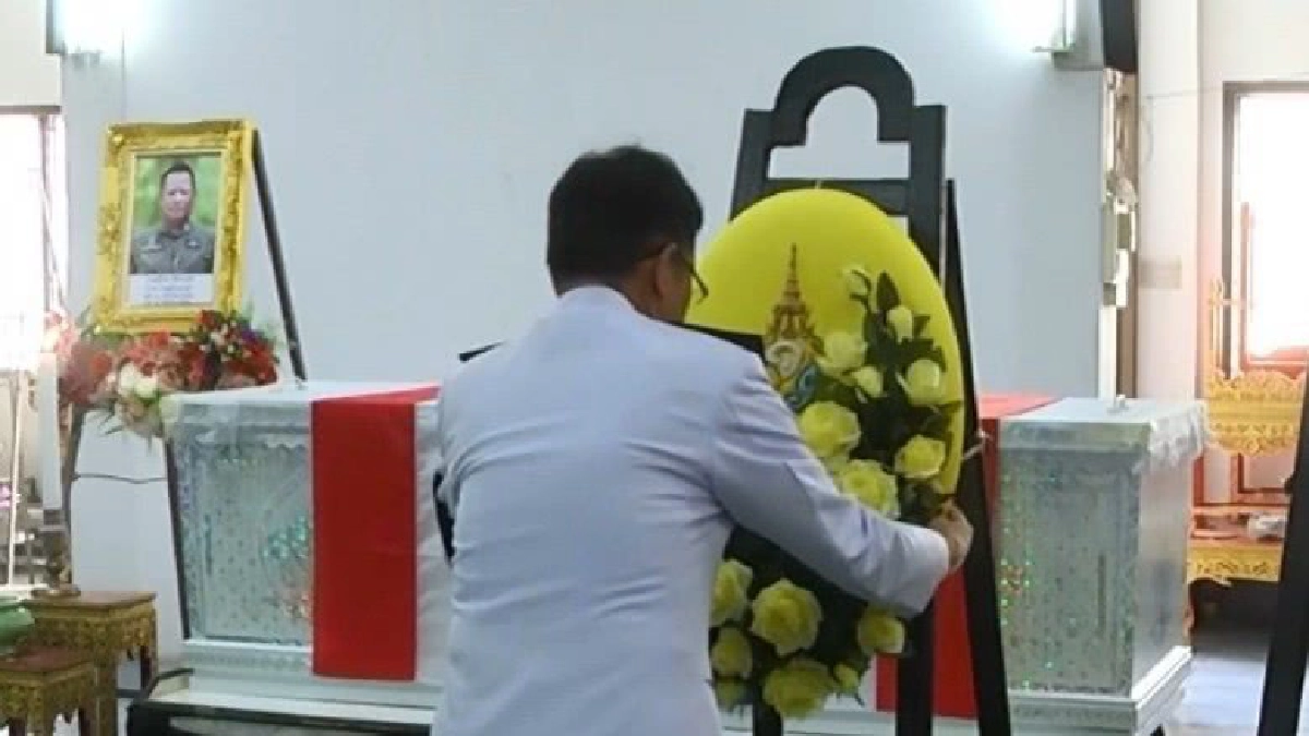 พระราชทานพวงมาลาหลวงวางหน้าหีบศพเหยื่อบึ้มยะลา พระราชทานพวงมาลาหลวงวางหน้าหีบศพเหยื่อบึ้มยะลา