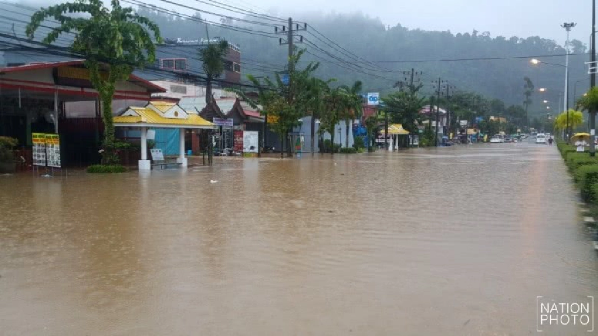 น้ำป่าจากเขาหลักไหลเข้าท่วมถนนเพชรเกษม น้ำป่าจากเขาหลักไหลเข้าท่วมถนนเพชรเกษม