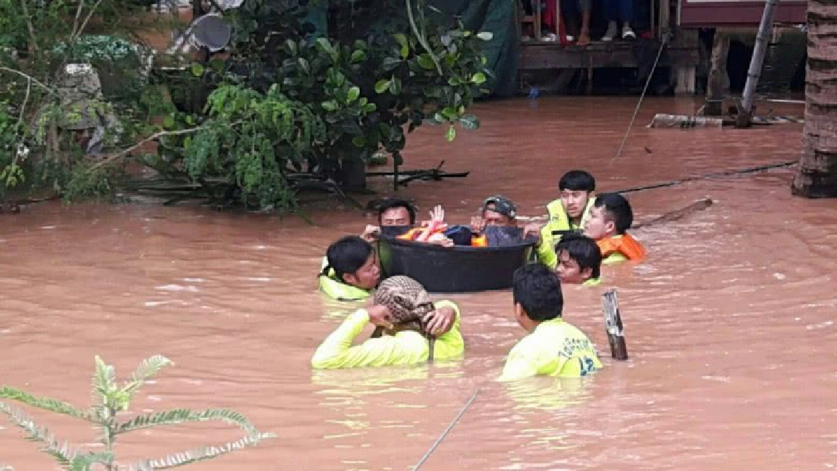 กู้ภัยหัวใส ใช้กาละมังใหญ่ ช่วยยาย-หลานติดน้ำท่วมพิษณุโลก กู้ภัยหัวใส ใช้กาละมังใหญ่ ช่วยยาย-หลานติดน้ำท่วมพิษณุโลก