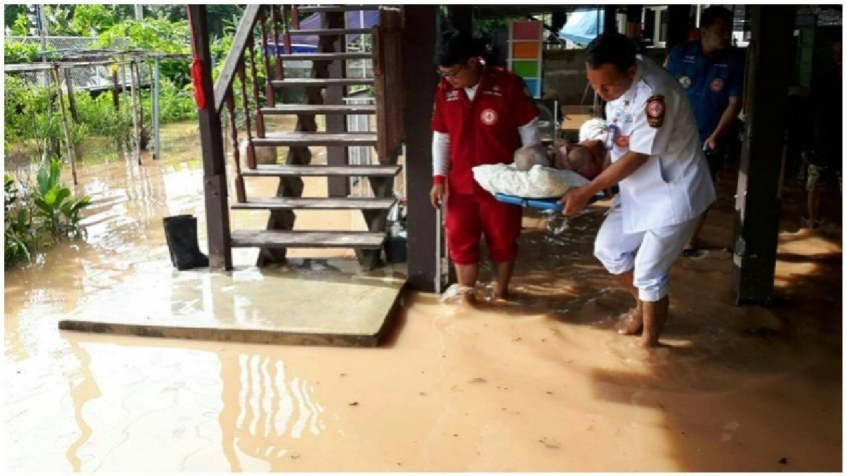 แม่น้ำวังทอง ทะลักท่วมบ้านเรือนสูง1เมตร แม่น้ำวังทอง ทะลักท่วมบ้านเรือนสูง1เมตร