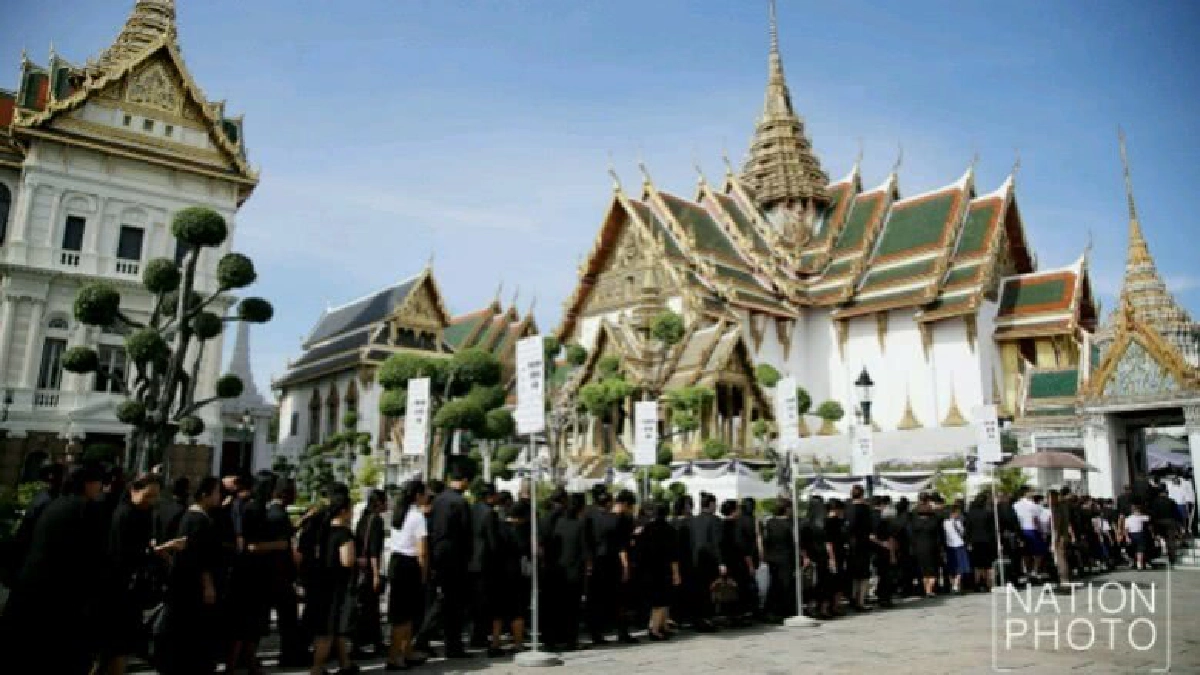 ประชาชนรอกราบพระบรมศพ ร.9 โดยไม่หวั่นต่ออากาศร้อนจัด ประชาชนรอกราบพระบรมศพ ร.9 โดยไม่หวั่นต่ออากาศร้อนจัด