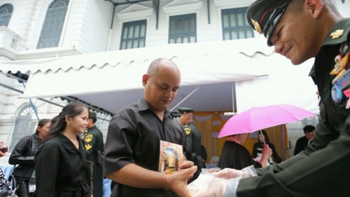 พระเจ้าอยู่หัวพระราชทานอาหารประชาชนหลังเข้ากราบพรพบรมศพ ร.9