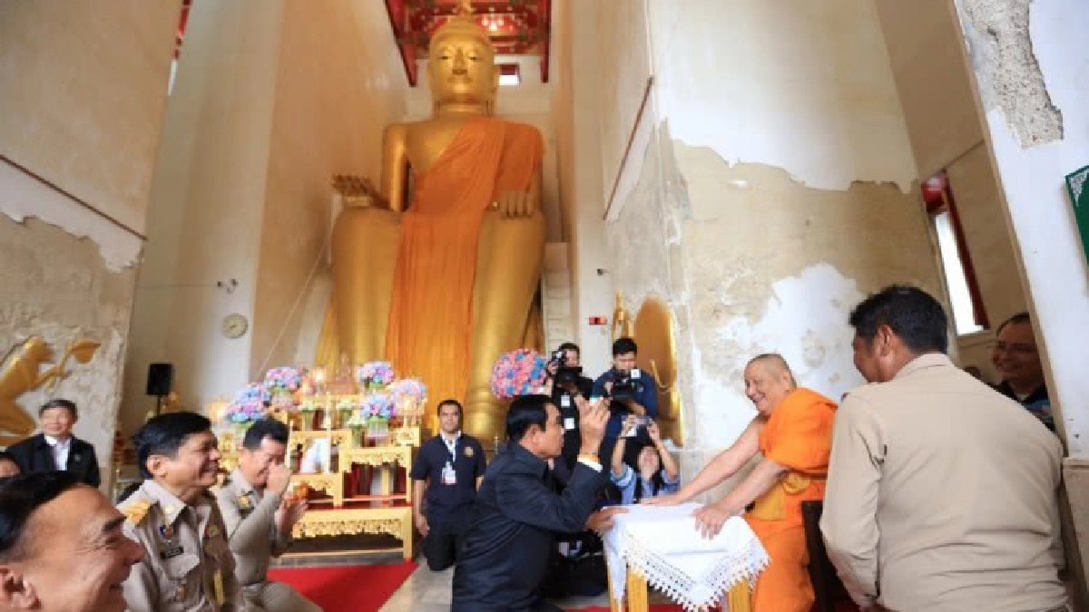 ประเดิม ครม. สัญจร นายกฯกราบหลวงพ่อโต