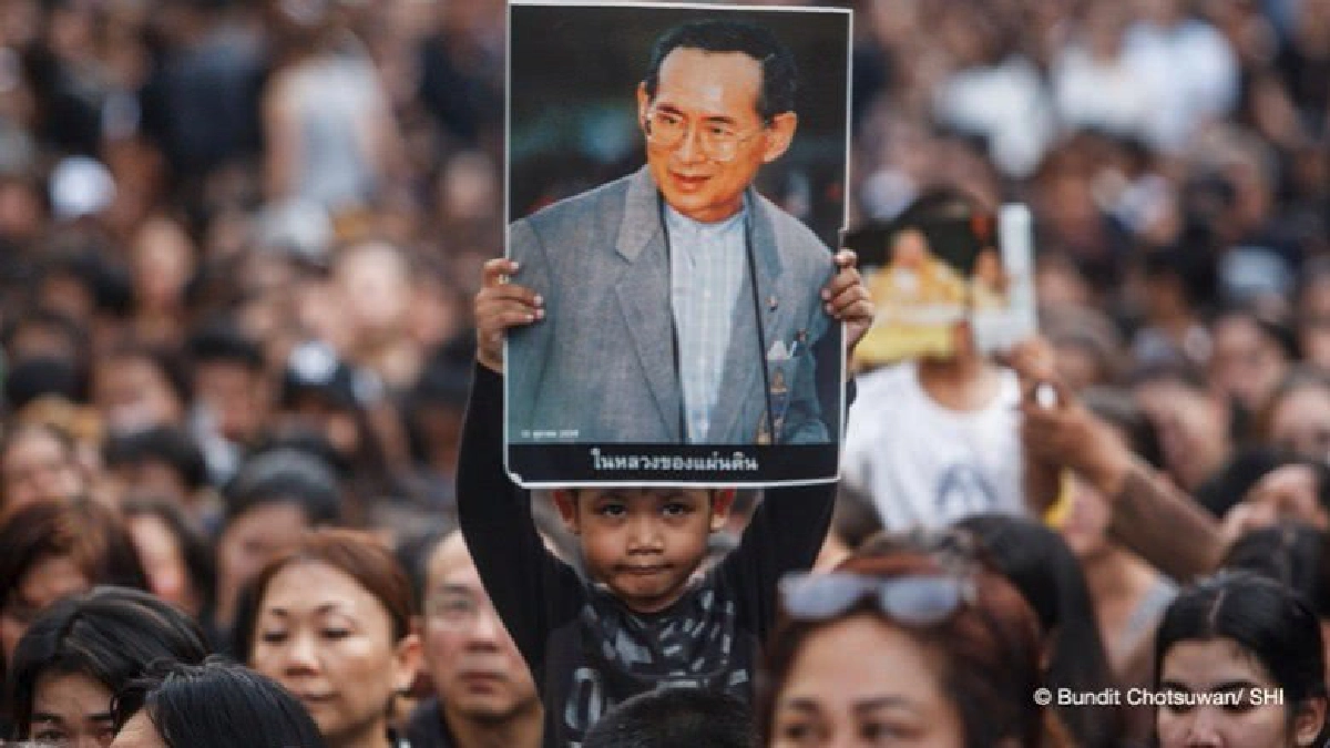 นิทรรศการภาพถ่าย “100 วันเปลี่ยนความโทมนัสเป็นพลัง”