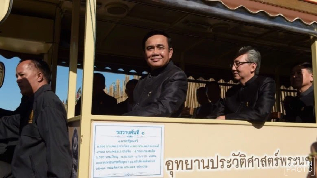 บิ๊กตู่ควง "รมต." ซิ่งรถราง "ประชุมครม.สัญจร" อยุธยา บิ๊กตู่ควง "รมต." ซิ่งรถราง "ประชุมครม.สัญจร" อยุธยา