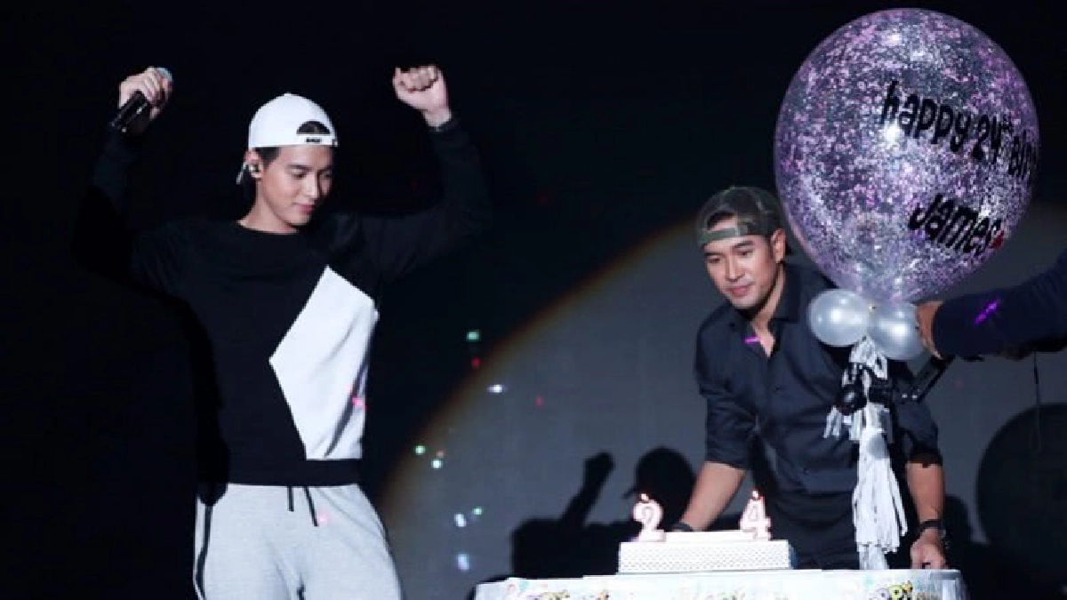 'เจมส์จิ' โดนเซอร์ไพรส์เค้กวันเกิดก้อนแรก!! (คลิป) 'เจมส์จิ' โดนเซอร์ไพรส์เค้กวันเกิดก้อนแรก!! (คลิป)