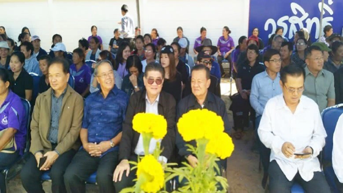 สานต่อยิ่งลักษณ์แกนนำพท.ปลูกดอกดาวเรือง