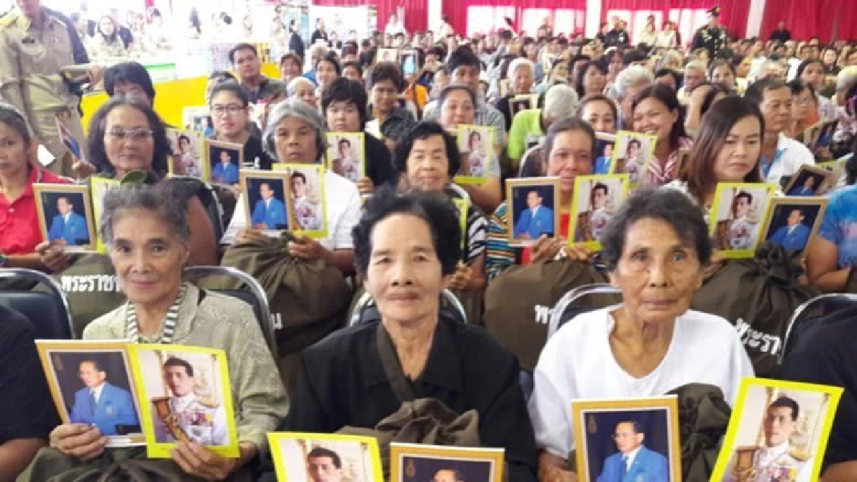 สมเด็จพระเจ้าอยู่หัวพระราชทานถุงยังชีพราษฎรที่ประสบอุทกภัย สมเด็จพระเจ้าอยู่หัวพระราชทานถุงยังชีพราษฎรที่ประสบอุทกภัย