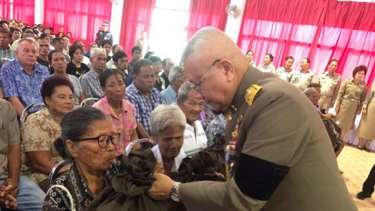พระราชทานถุงยังชีพผู้ประสบอุทกภัย จ.อยุธยา