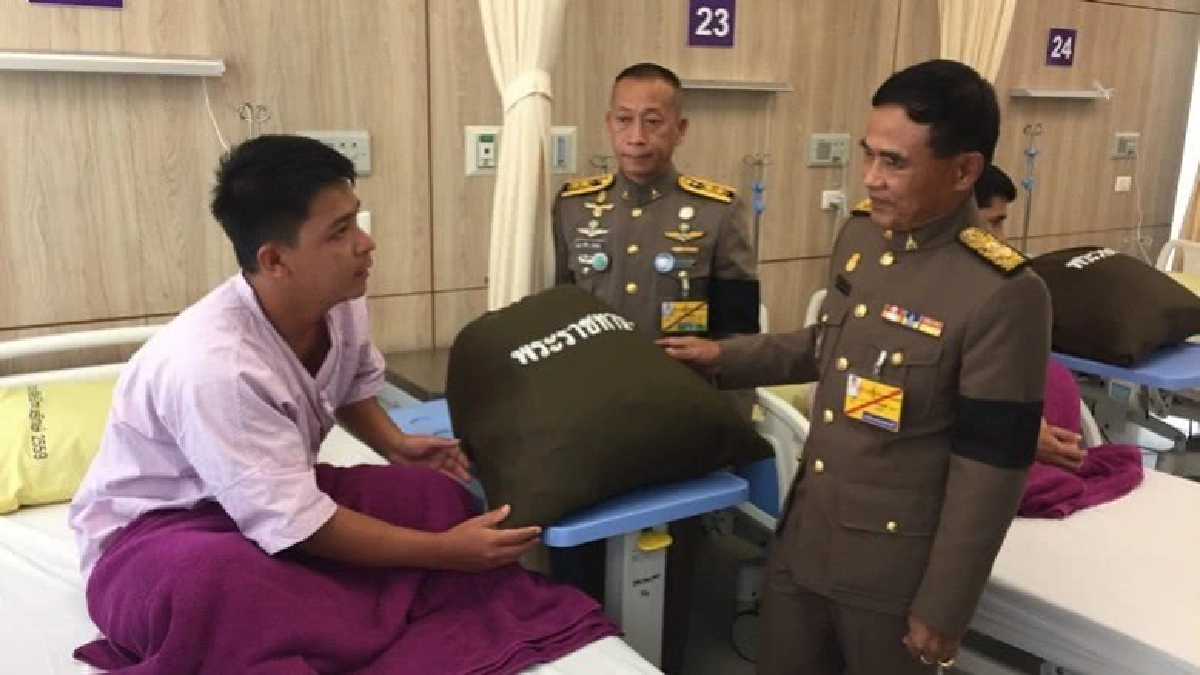 ร.10 พระราชทานกำลังใจแก่ผู้ปฏิบัติหน้าที่ในจังหวัดชายแดนใต้ ร.10 พระราชทานกำลังใจแก่ผู้ปฏิบัติหน้าที่ในจังหวัดชายแดนใต้
