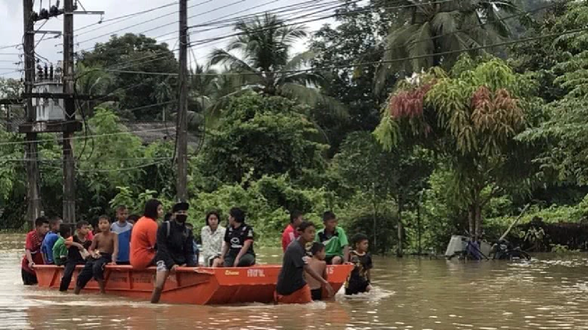 ผอ.ศูนย์ ปภ.เขต 12 สงขลา ลงพื้นที่น้ำท่วมสตูล ผอ.ศูนย์ ปภ.เขต 12 สงขลา ลงพื้นที่น้ำท่วมสตูล