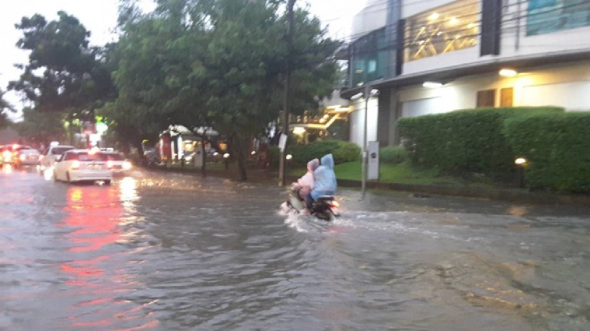 ฝนกระหน่ำกรุง2ช.ม.ชาวบ้านย่านเสนานิเวศน์ อ่วม!! ฝนกระหน่ำกรุง2ช.ม.ชาวบ้านย่านเสนานิเวศน์ อ่วม!!