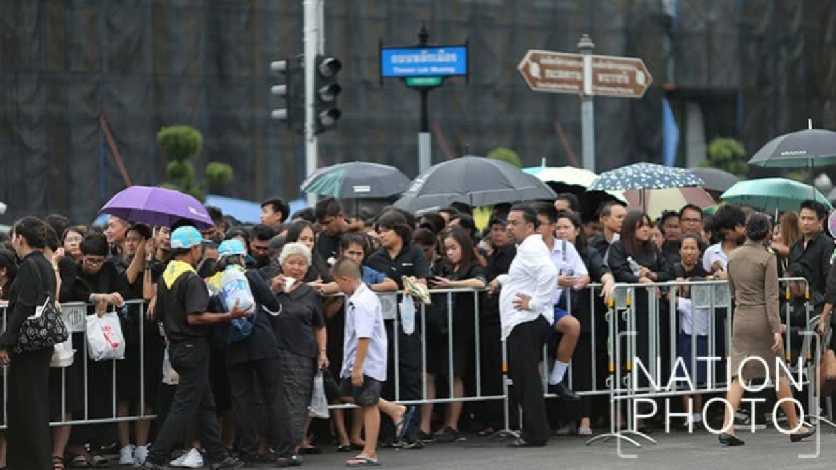 เดินผ่านพระเมรุมาศที่ท้องสนามหลวงก็รู้สึกใจหาย เดินผ่านพระเมรุมาศที่ท้องสนามหลวงก็รู้สึกใจหาย