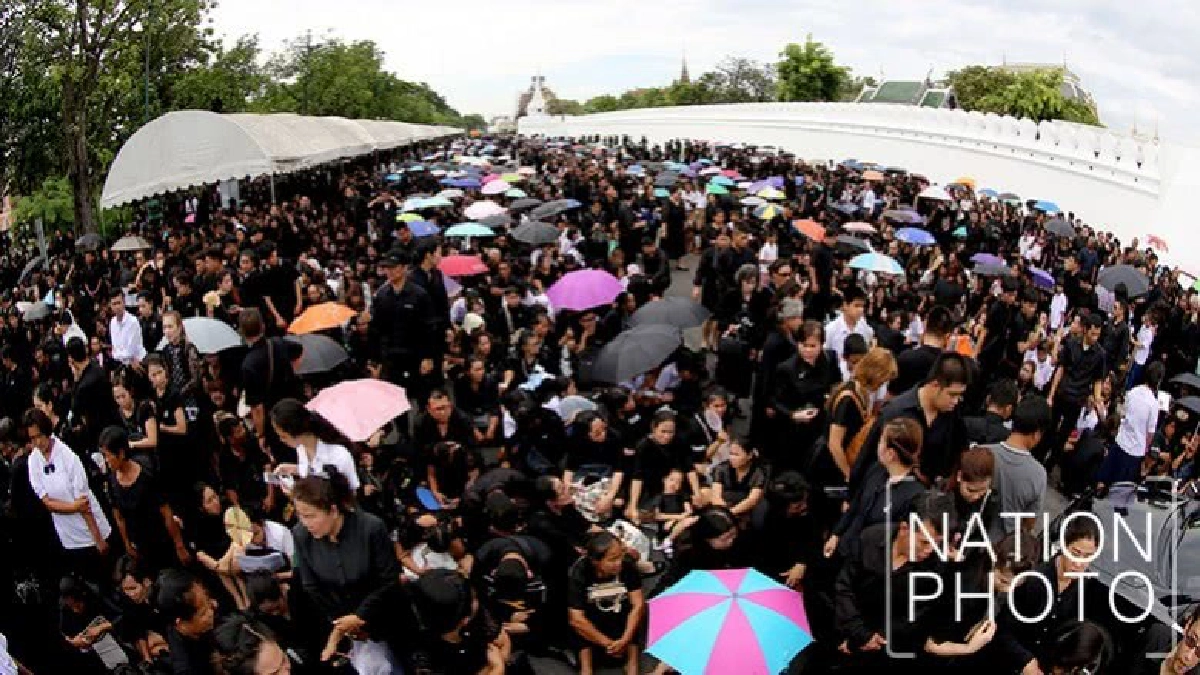 วันหยุดประชาชนกราบพระบรมศพเกือบ 7 หมื่นคน วันหยุดประชาชนกราบพระบรมศพเกือบ 7 หมื่นคน