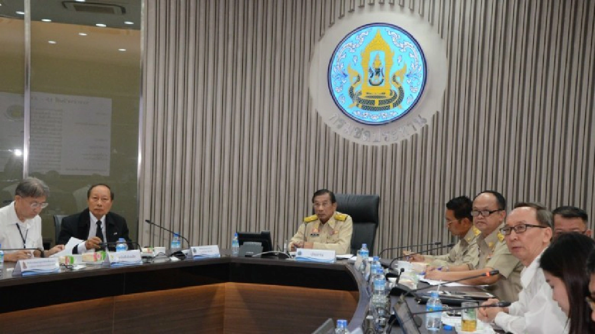 "บิ๊กฉัตร" เฝ้าติดตามสถานการณ์น้ำเตรียมพร้อมช่วยเหลือประชาชน